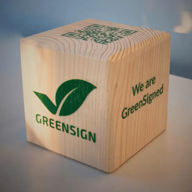greensign-holzw-rfel-aufsteller-holz-10-cm-we-are-greensigned image 1